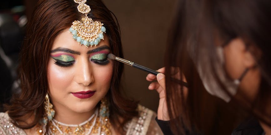 How to Find and Book a Reputable Mobile MUA for Your Event