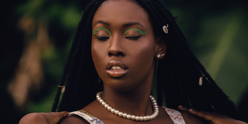Green Eyeliner: How to Wear the Earthy Trend