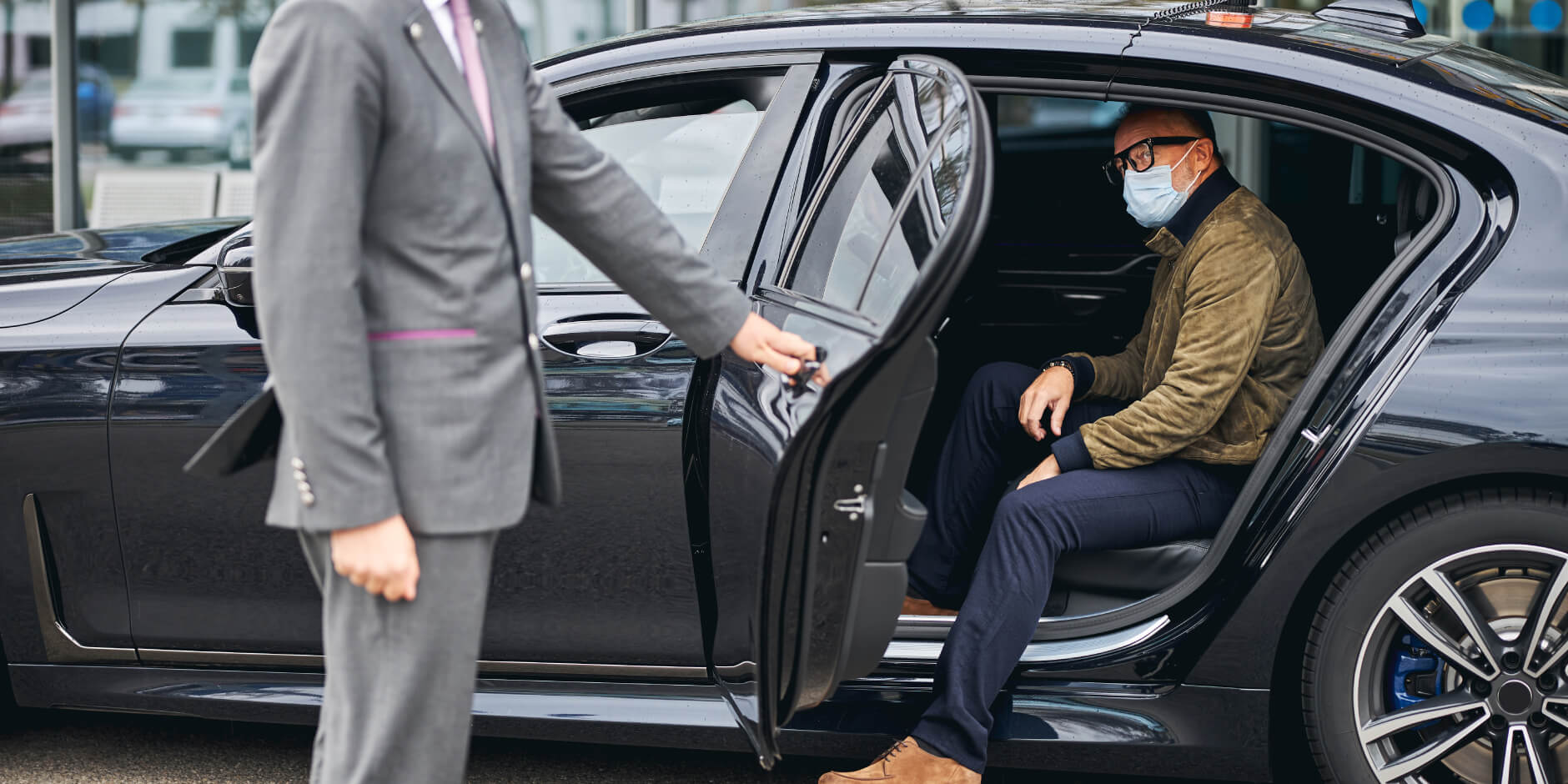 How to Make a Grand Entrance on Your Wedding Day with a Chauffeured Car