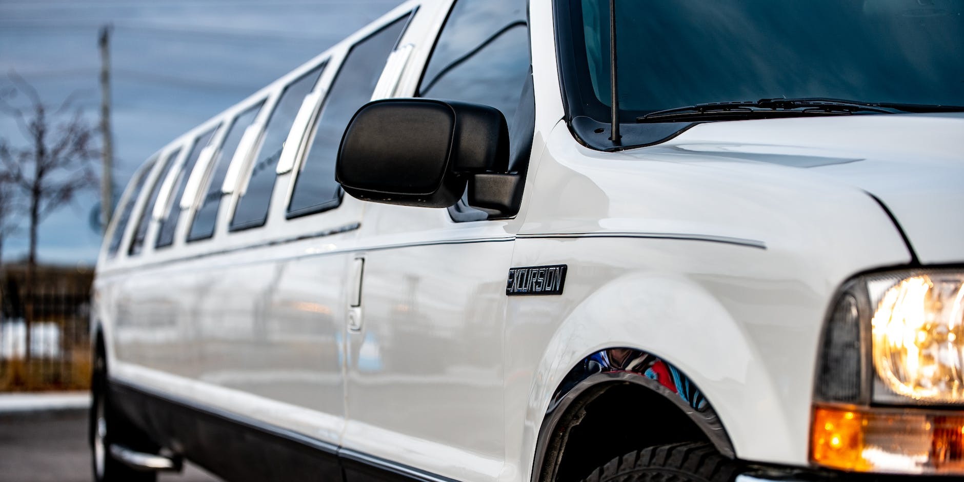 How to Choose the Perfect Limo for Your Glamorous Newport Event