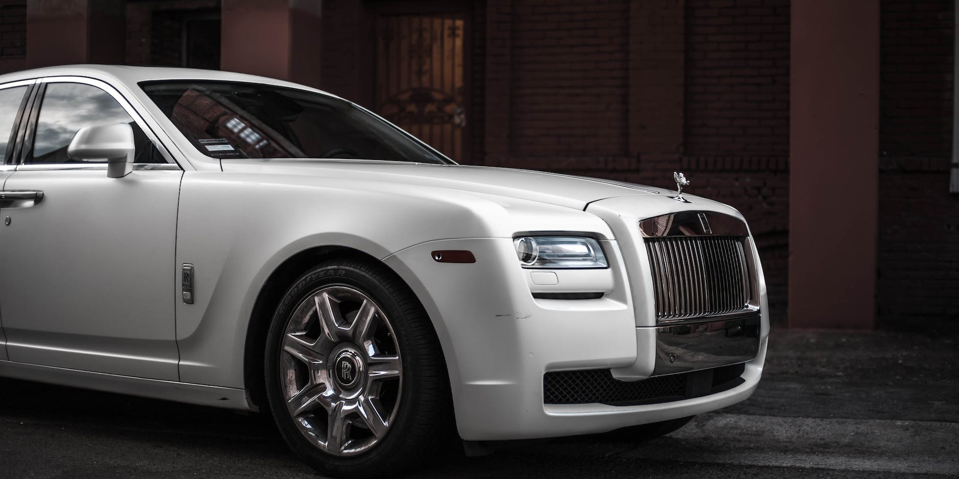 How to Choose the Perfect Rolls Royce for Your Prom