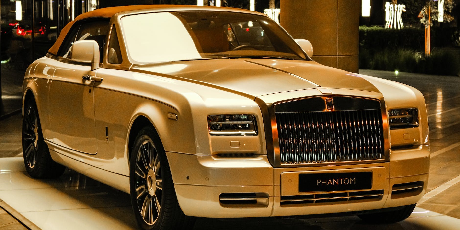 Elegance in Edinburgh: Choosing Between a Rolls Royce and a Vintage Jaguar