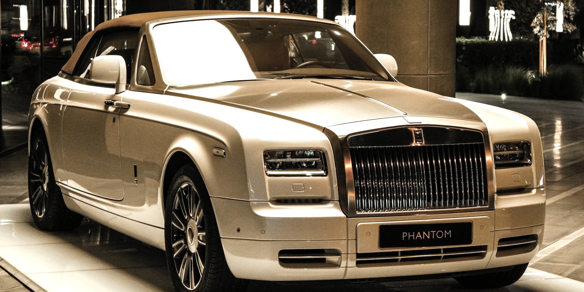 Luxury on Wheels: Spotlight on Rolls Royce Phantom Wedding Car Hire