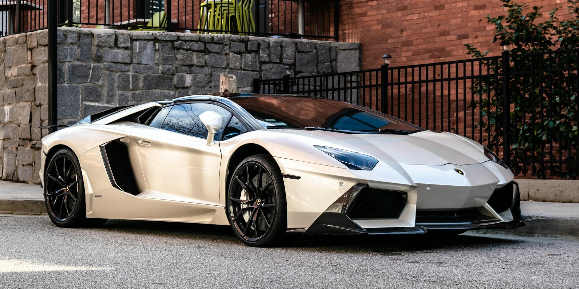 What You Need to Know Before Hiring a Supercar in London