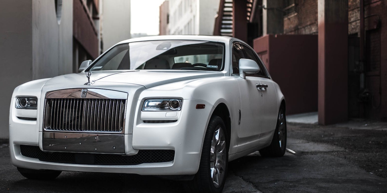 How to Experience the Elegance of a Rolls Royce Ghost on Your Special Day in the UK