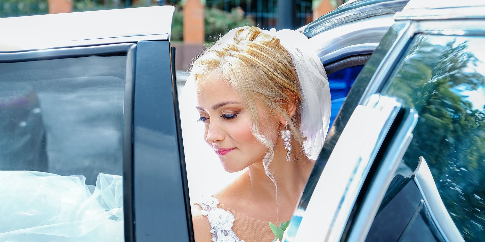 Luxurious and Practical: Transporting Your Wedding Guests in Style