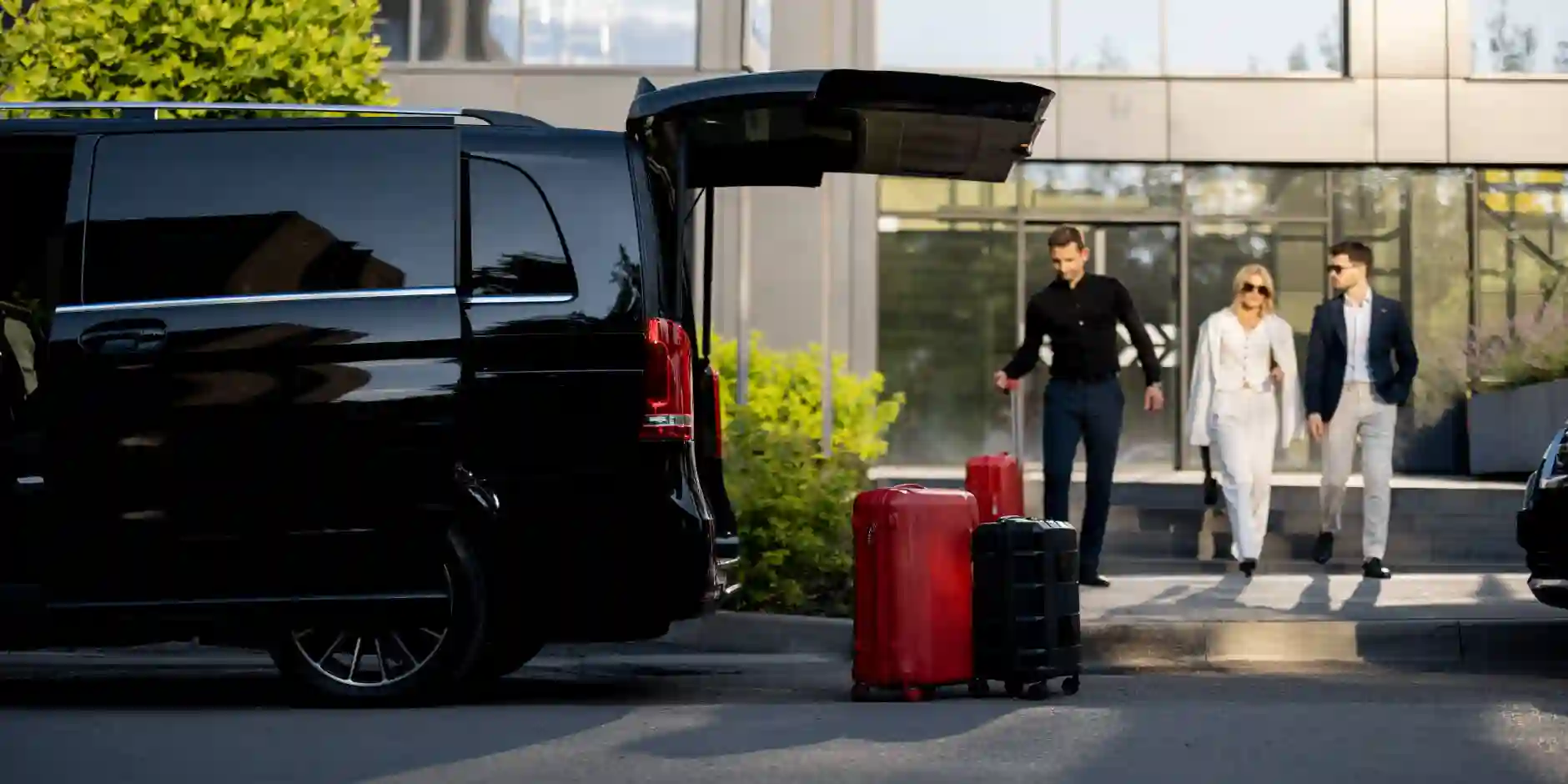Why the Mercedes S-Class is the Perfect Choice for Luxurious Airport Transfers in Kensington