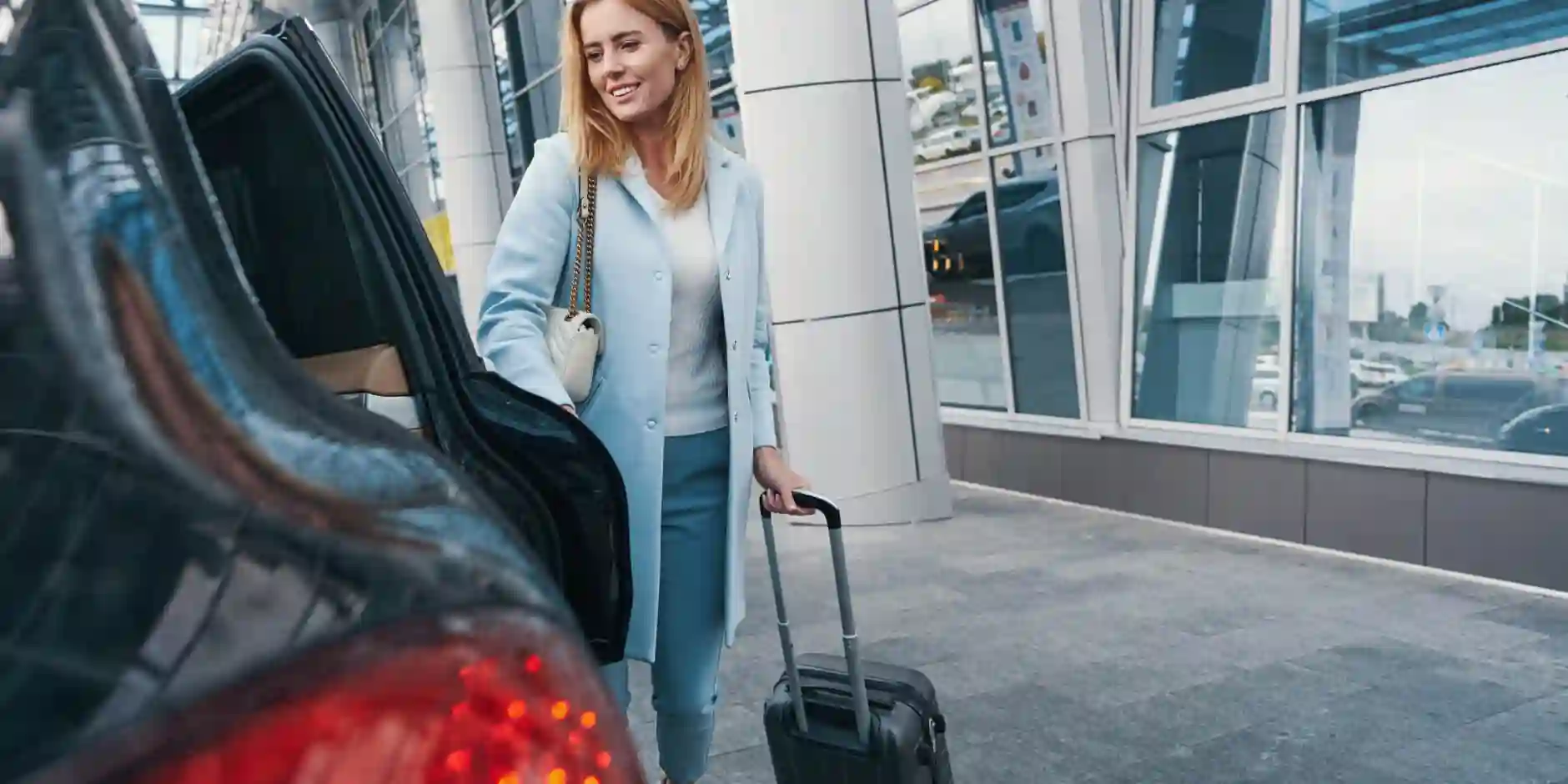 How to Ensure a Smooth Airport Transfer with Luxury V-Class Hire