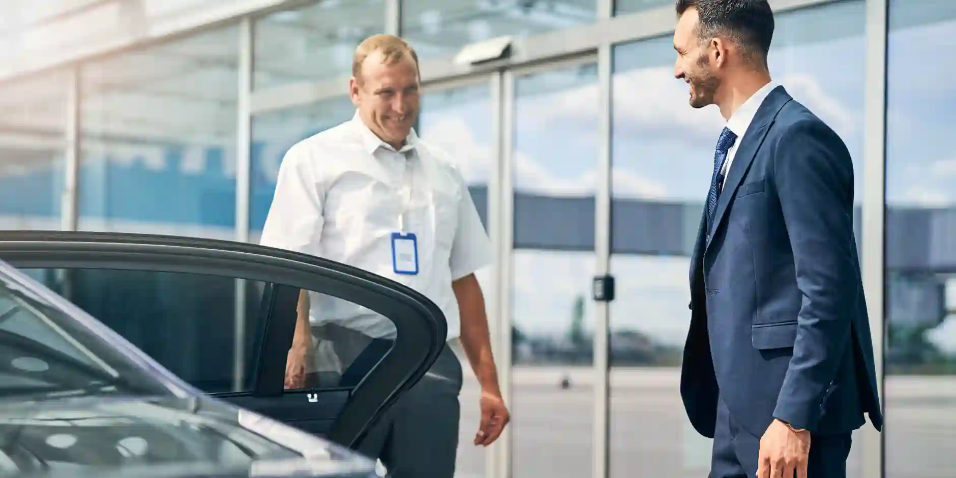 How to Ensure a Smooth Airport Transfer with a Mercedes V-Class