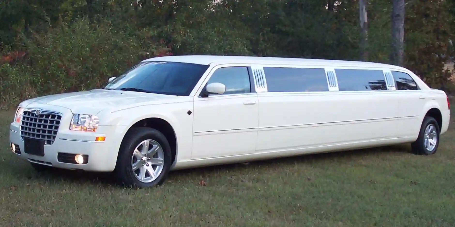 How to Choose the Best Airport Transport Service for Your Group in Crawley
