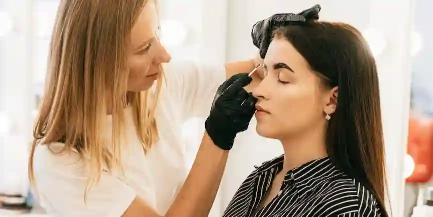 Taylor Swift's Versatile Eyeliner Styles for Every Occasion