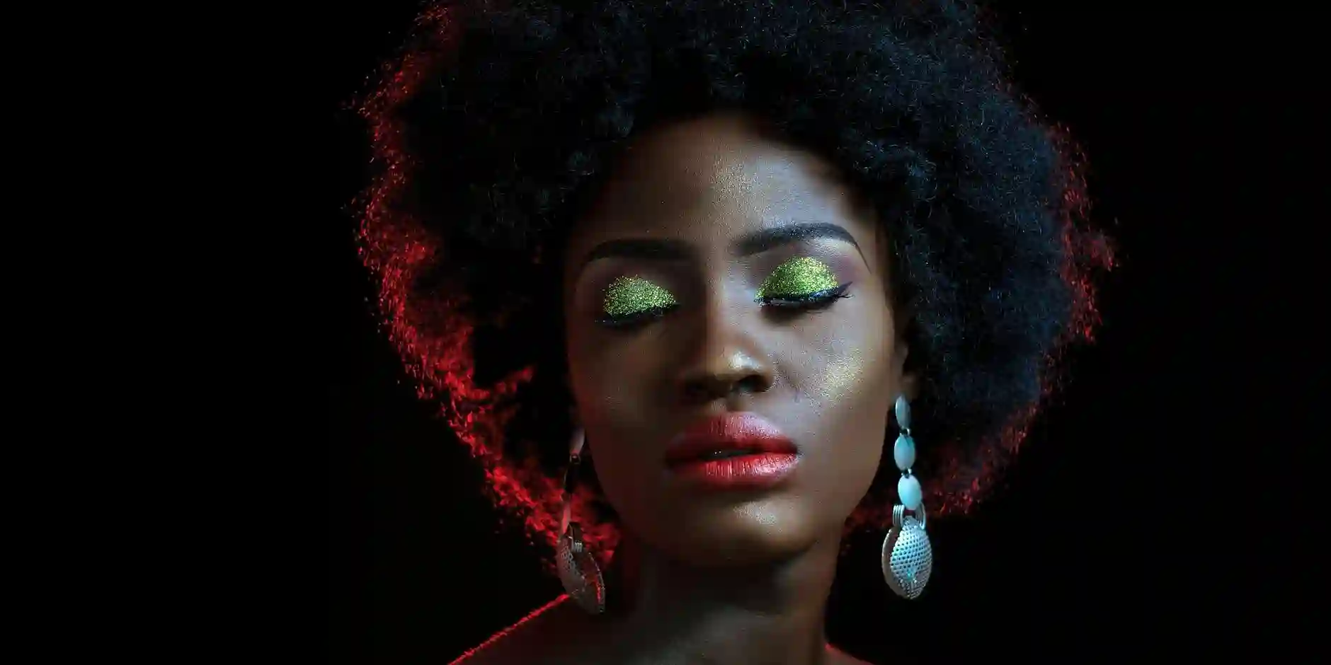 Geometric Eyeliner: The Bold New Trend