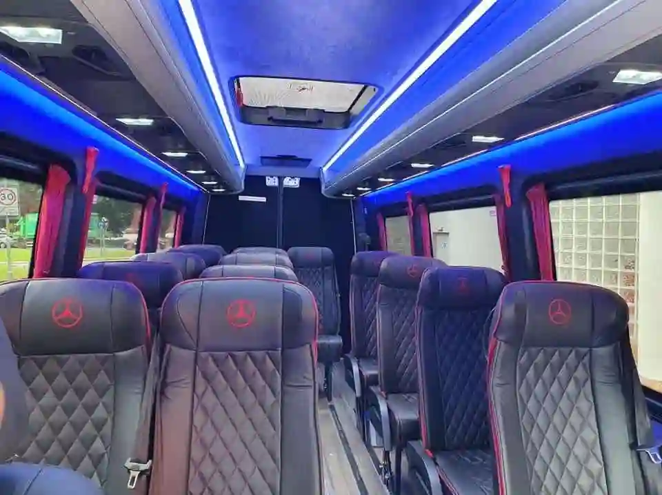 Exploring Hampshire: The Benefits of Minibus Hire for Group Travel