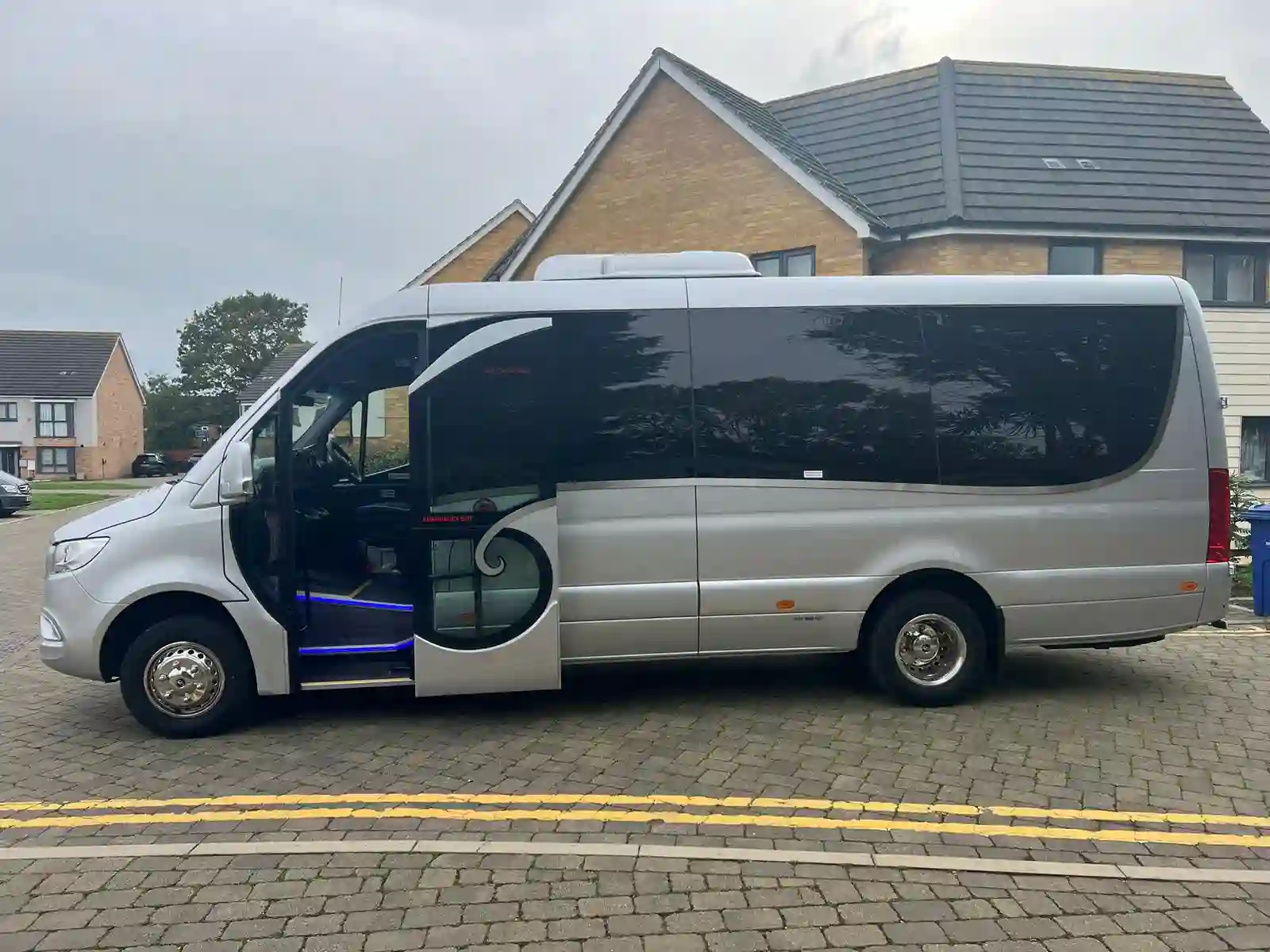 How to Choose the Perfect Minibus Hire for Your Next Event in Basingstoke