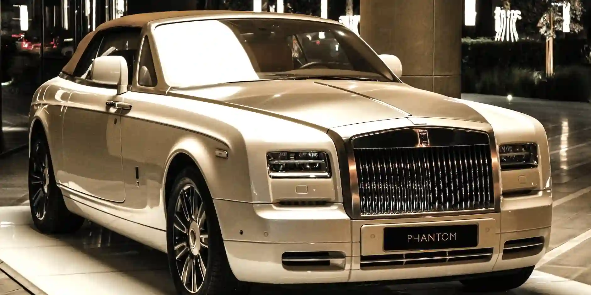 How to Make a Grand Entrance at Your Prom with a Rolls-Royce