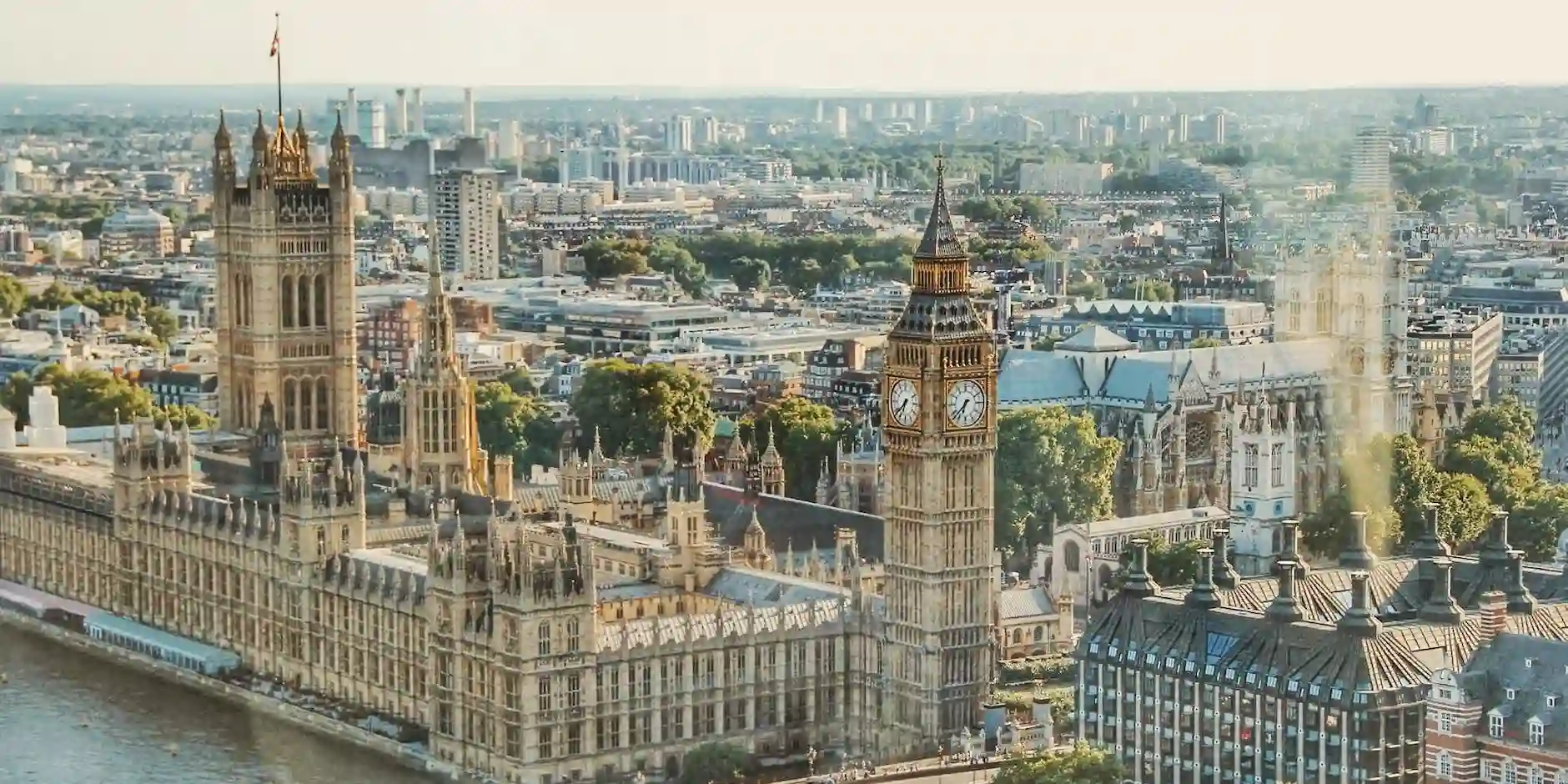 Exploring Group Travel Options from London to Hampshire Destinations