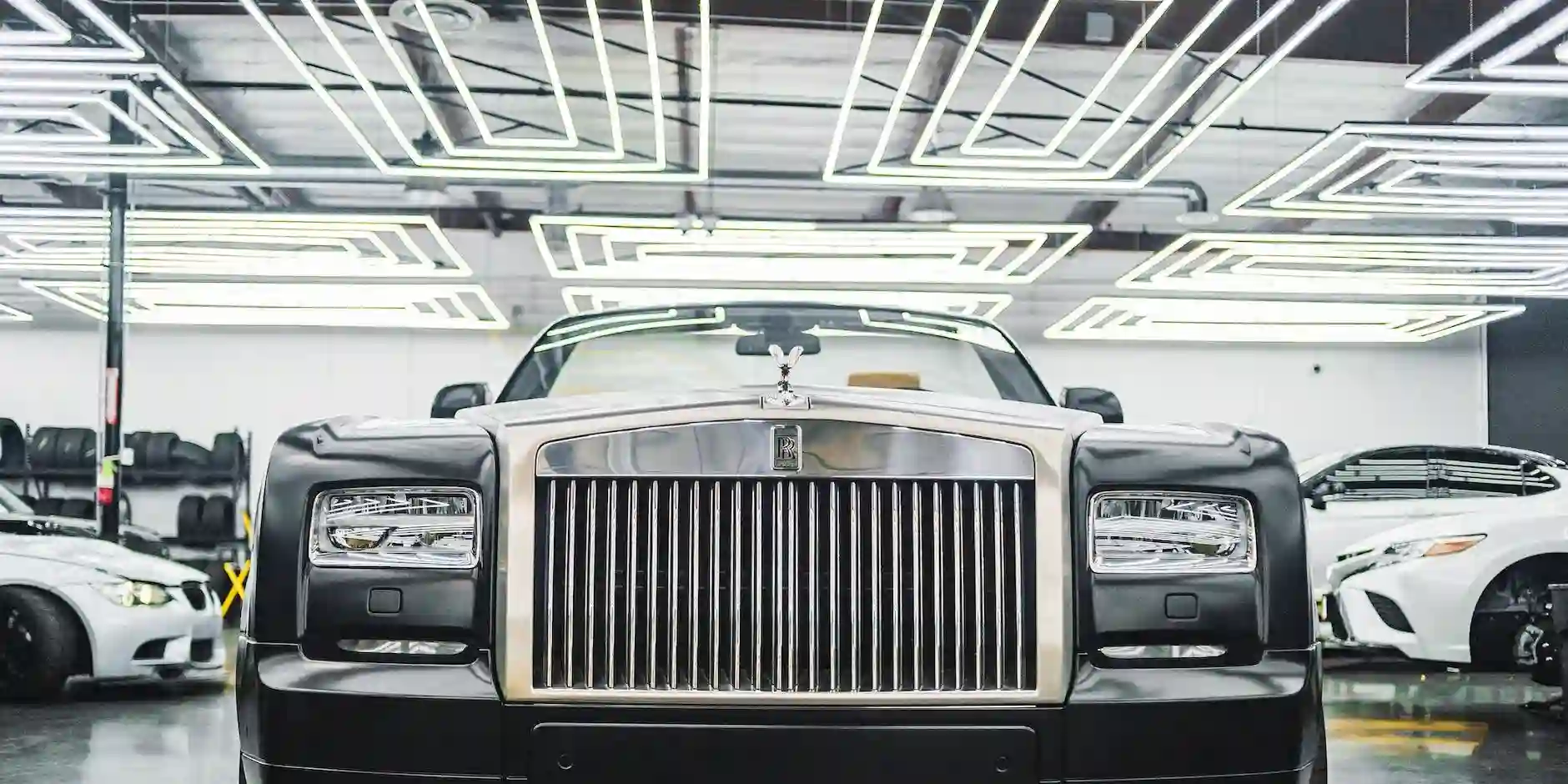 Top Tips for Grooms on Making a Grand Entrance with Luxury Wedding Cars